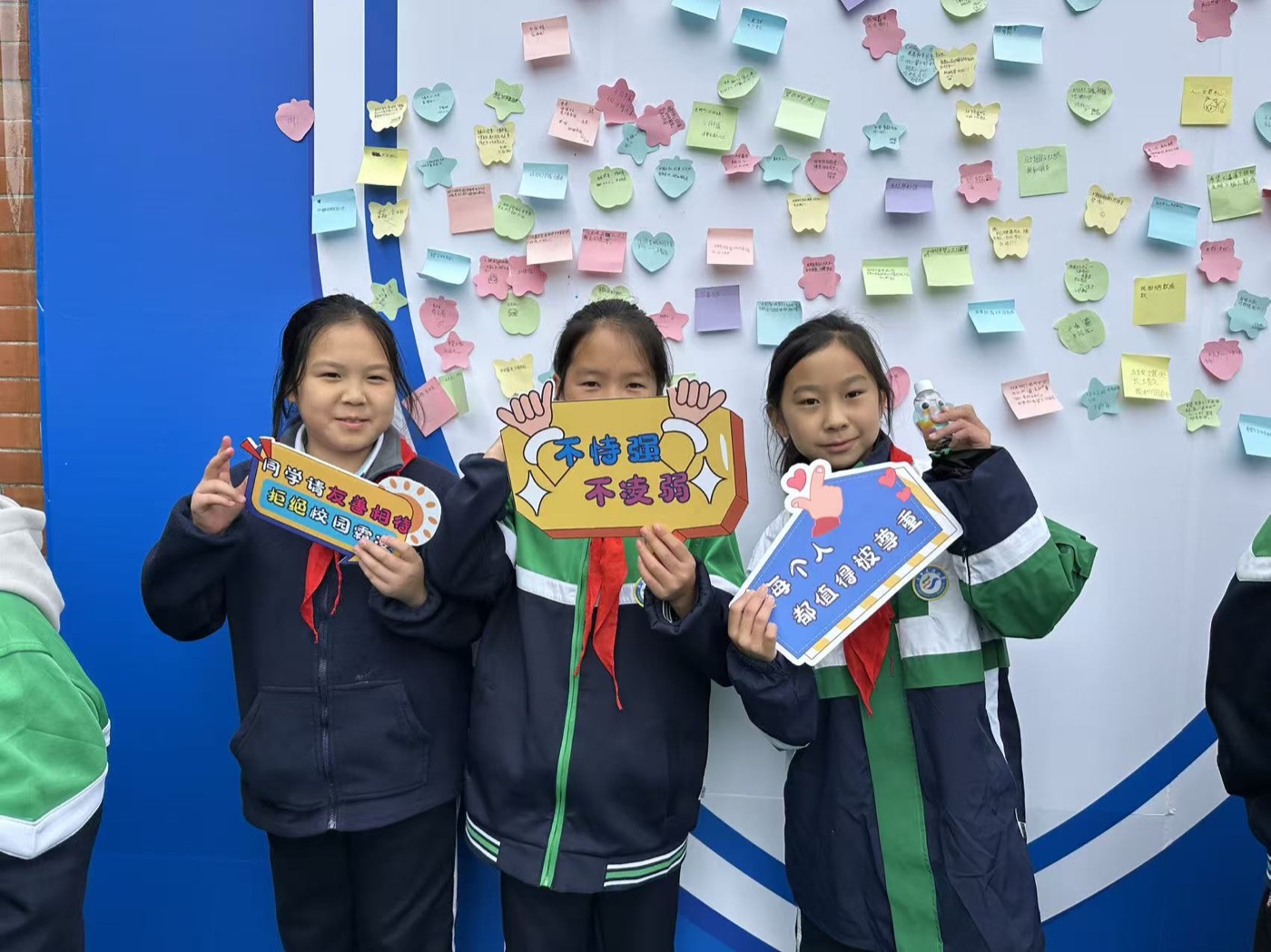 学生完成友善主题互动任务并展示作品