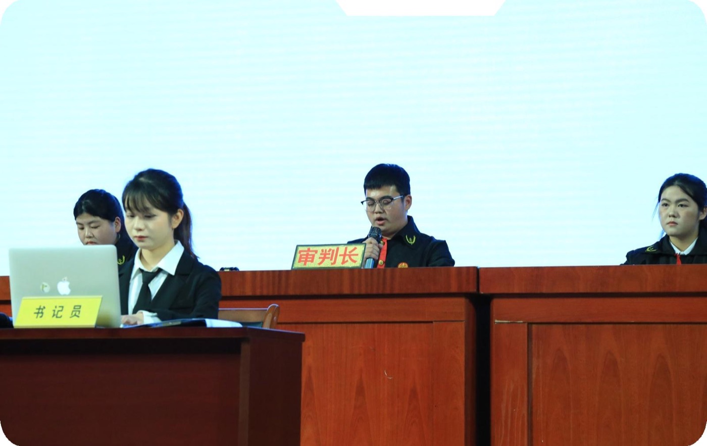 学生在贵阳六中参加模拟法庭活动
